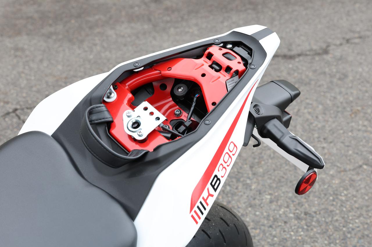 画像2: ▲積載用のフックやETC車載器取り付けのスペースなども用意されており、実用的な使い方を想定しているのも魅力的なポイントです。