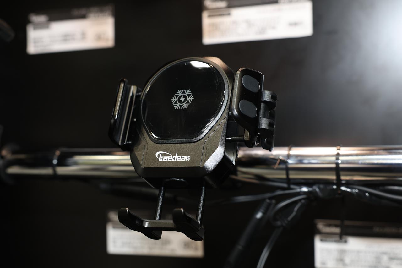 画像: Kaedear ペルチェ式スマホホルダー 参考展示