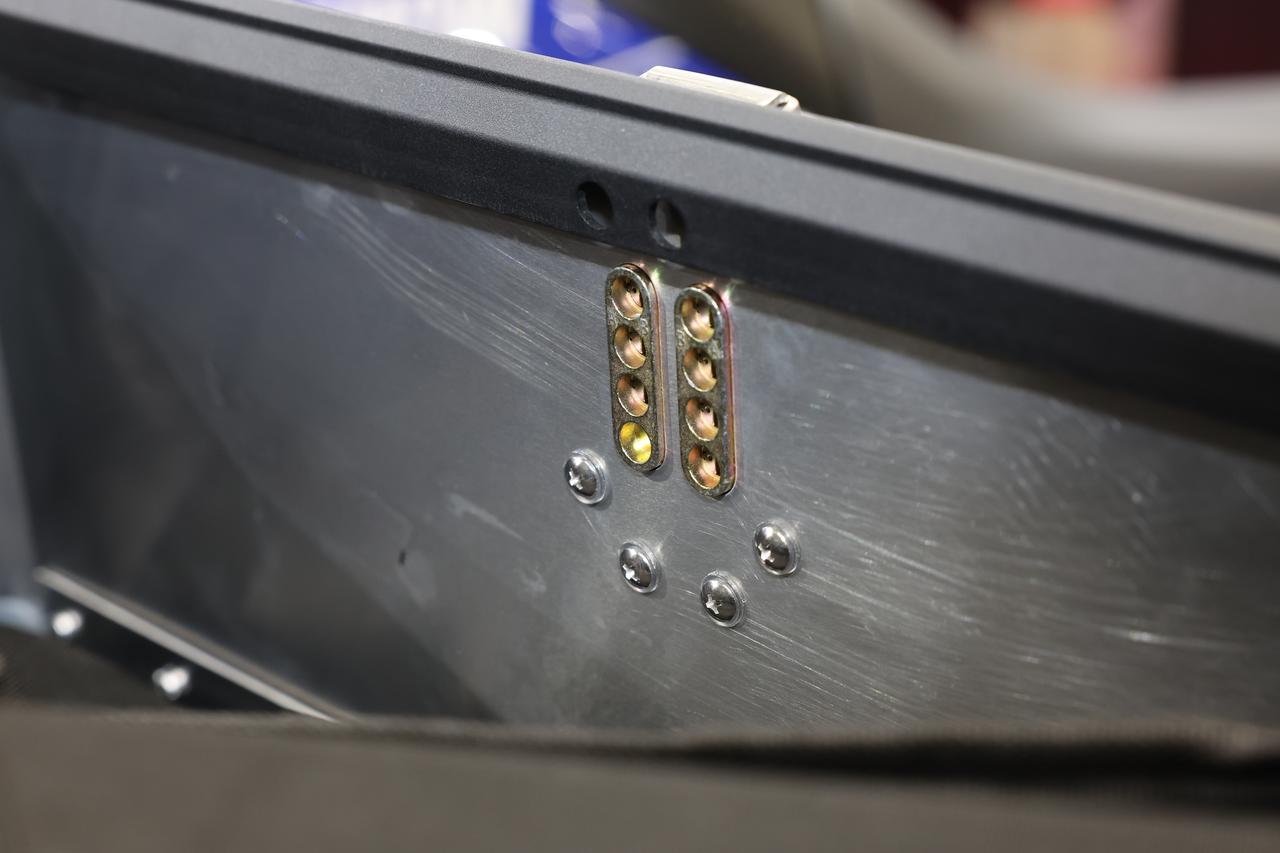 画像: パスワードはケース内部の操作で簡単に設定・変更ができる。