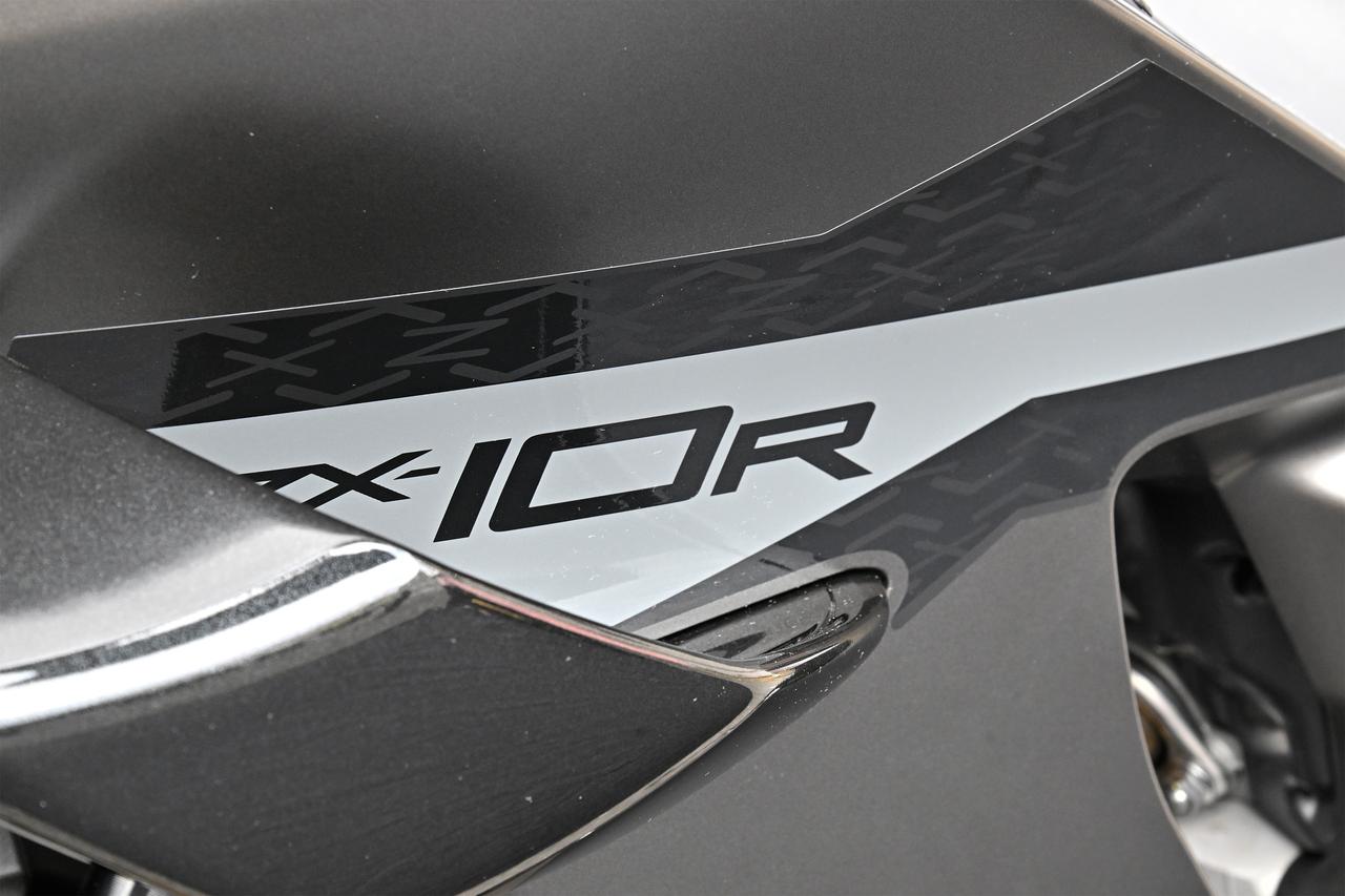画像: ▲ちなみにフロントのカウリングに施されたグラフィック、格子模様かと思いきやよく見ると「ZX」の文字が隠れています。