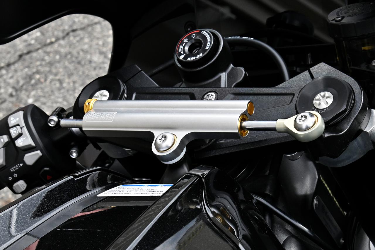 画像: ▲ステアリングダンパーは機械式に変更。