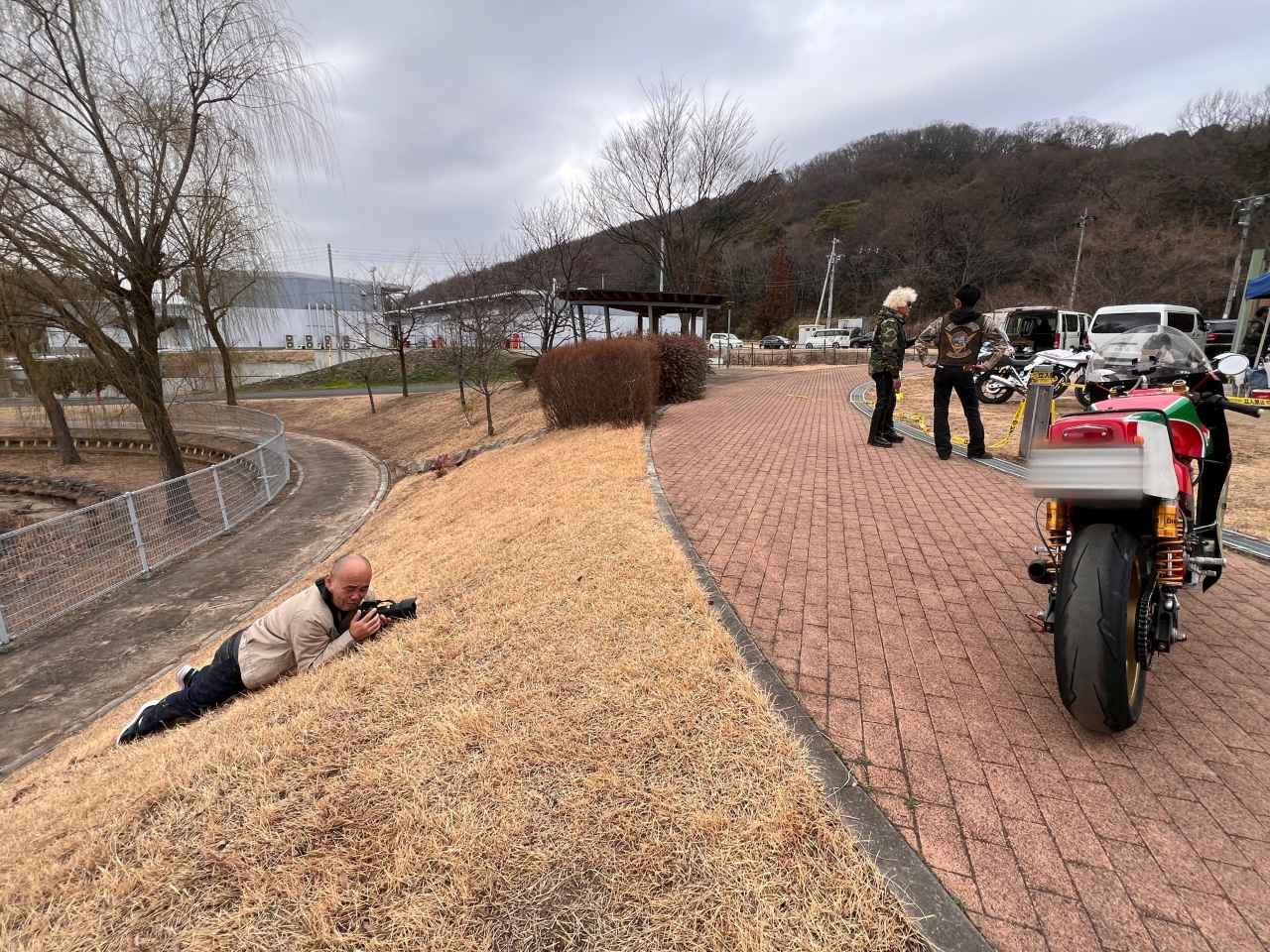 画像: 想像以上に芝生が滑ってしまっても動じない松川カメラマン 駆けつけてくれた皆さんのバイクや笑顔をバッチリ写真に撮ってます!