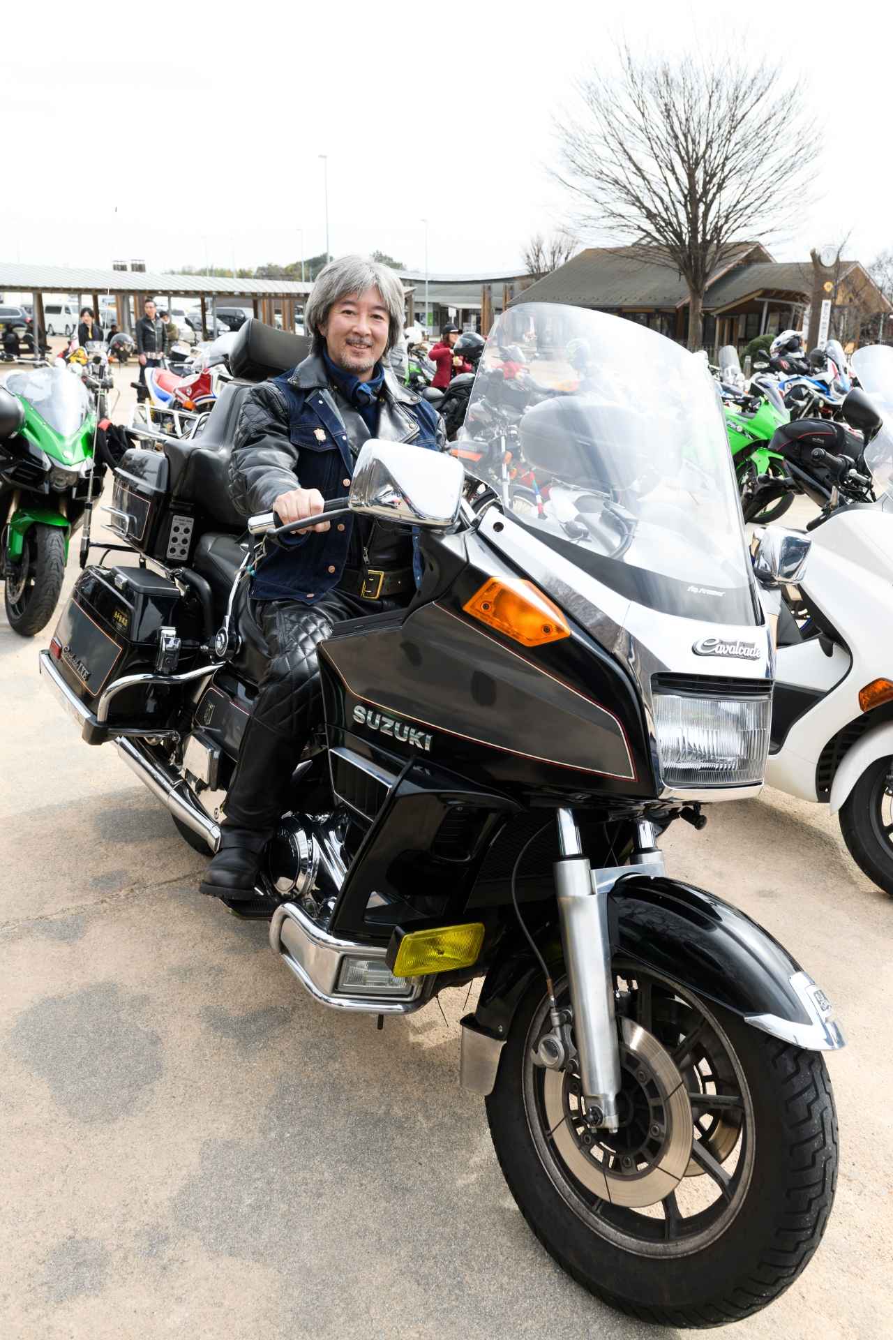 画像: GV1400 カバルケード&オーナーさん。推しはポイントは「デカい!重い!」。巨大な車体、Clarion製オーディオシステム、オートレベライザー付きエアサスペンションなど装備は最高級! バッテリーがなぜここに?など、初めましての カバルケードに私たちも質問が止まりませんでした。