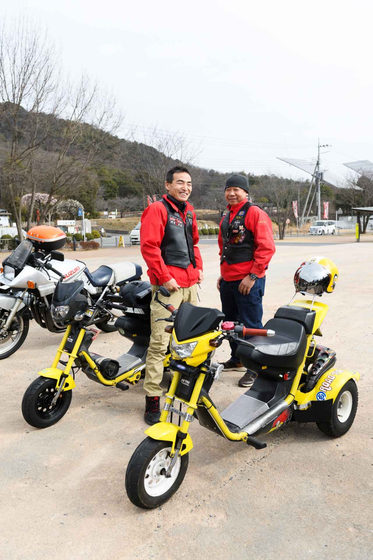 画像: ロードフォックスのお二人。ロードフォックスは3輪&目立つところが大好きポイント! カッコいいワンオフのマフラーは、ロードフォックスの会長のお手製なんだそう。