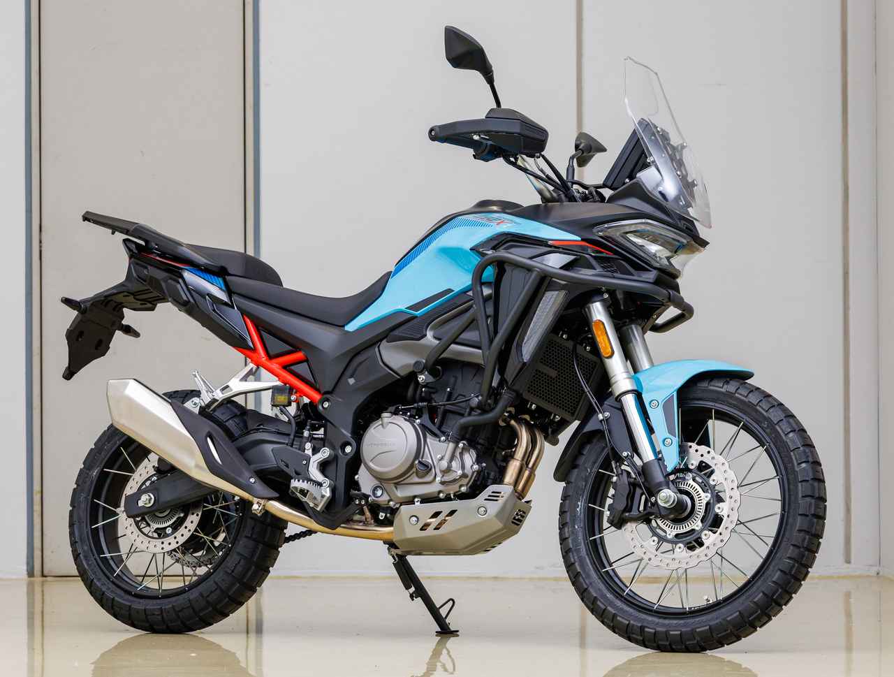 画像: MORBIDELLI T252X 総排気量：249cc エンジン形式：水冷4ストロークDOHC4バルブ並列2気筒 シート高：820mm 車両重量：195kg 価格未定