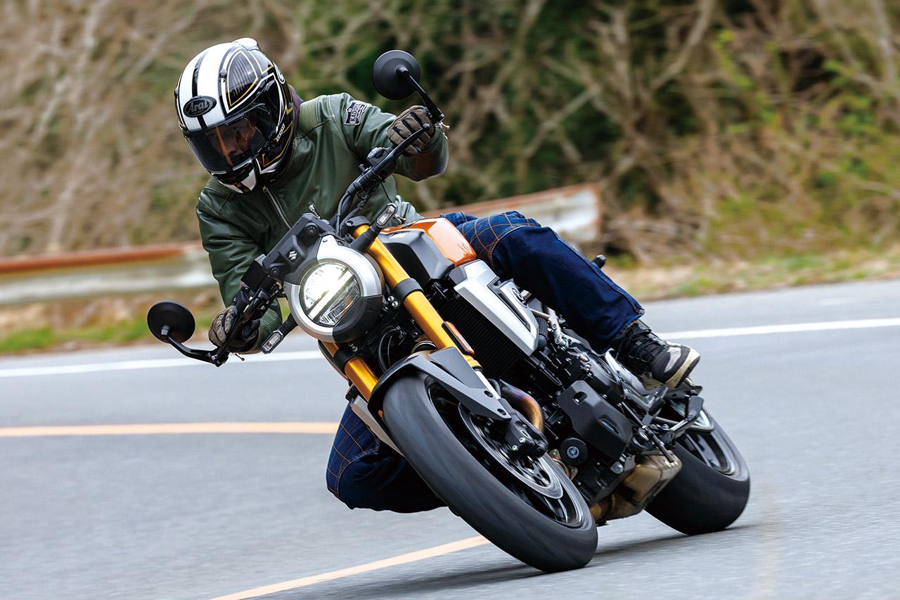 画像: GSX-8T 気軽にまたがった瞬間から、一体感がすぐに得られる懐の深さ。「これはSV650の上位互換か!」と思わせるほど扱いやすいが、そこに現代的なストリートファイターらしい鋭さも備えているのが魅力。シートの快適性も好印象だ。