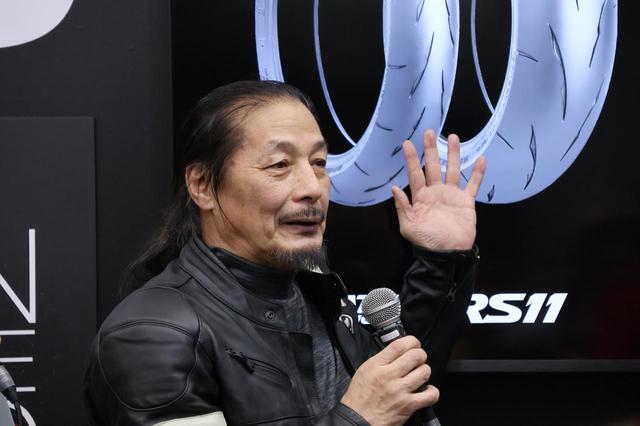 画像: 「タイヤは自分の使い方に合わせて選ぶべき」と語る宮崎さん。個人的に選ぶBATTLAXタイヤについては、「サーキットへの欲が少しでもある人は、非常に滑らかで良い意味でフラットな性能を持っているRS12。でもツーリングも楽しみたいとなるなら、個人的にはS23も選択肢に入れたいですね」と2つの候補をあげていました。