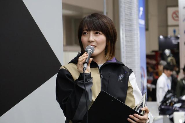 画像: トークショーのMCを務めたのは、自身もサーキット走行を楽しむ竹内さくらさん。