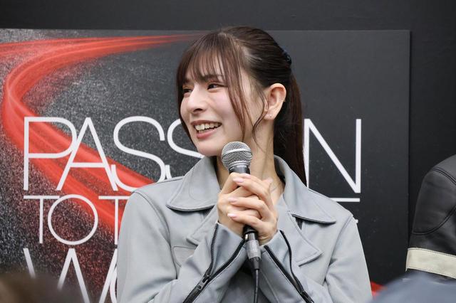 画像: CBR600RRとTUONO660に乗る葉月さんは、個人的に履きたいBATTLAXタイヤも車種に合わせて2タイプを選択。「サーキットでもっとスキルアップしていきたいので、やっぱりCBRにはRS23を。トゥオーノでもサーキットは走りますが、どちらかといえばツーリングメインなので、皆さんにご紹介いただいたT33を履いてみたいです」