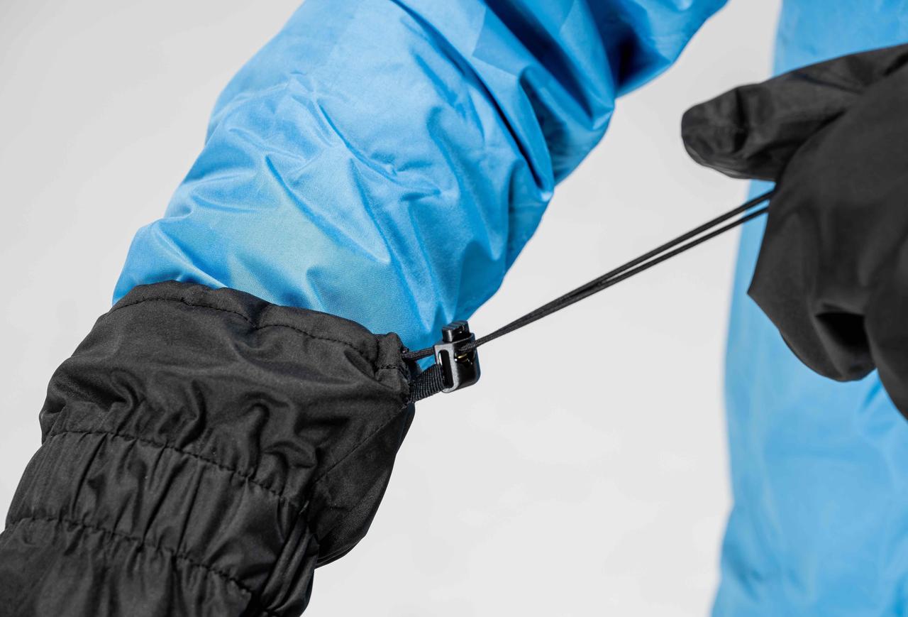 画像: 雨の侵入口を可能な限りゼロにする事が大切。レインアーマーグローブ唯一の雨水の侵入口である手首開口部はフィット調整コードがあるので、しっかりと締めて使用することで雨の侵入は防げる。