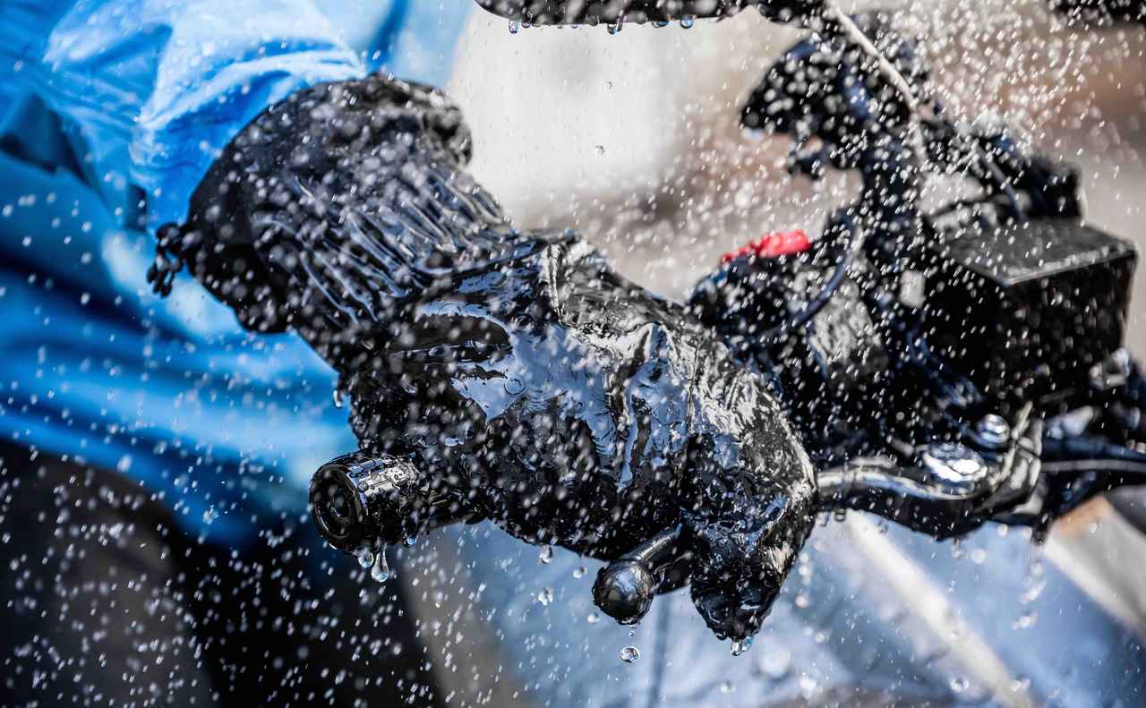 画像1: 【先行予約開始】耐水圧20,000mmの「防水断熱設計」
豪雨を跳ね返すBMC新作『レインアーマーグローブ』誕生