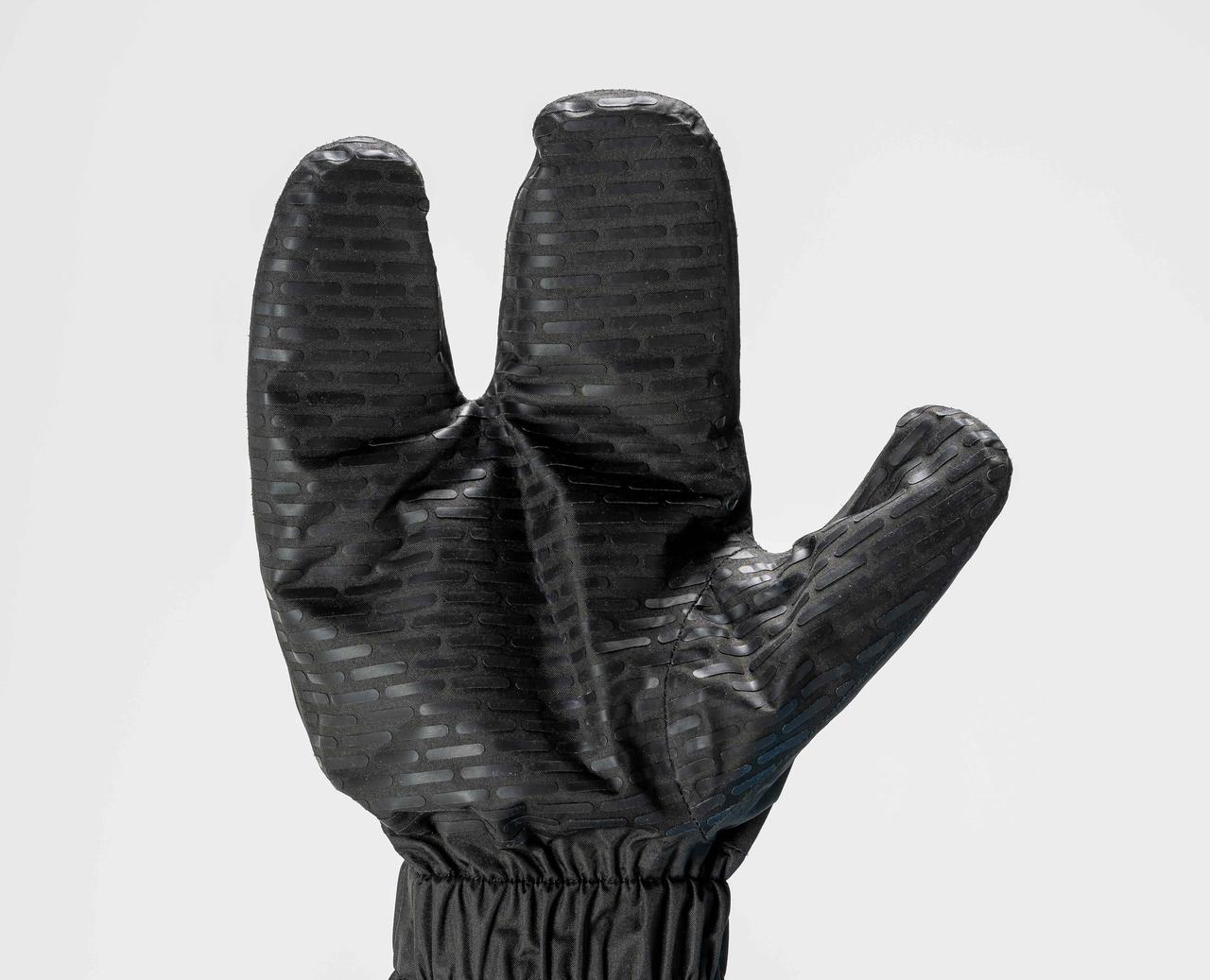 画像2: 透湿性を捨てて「完全防水」に特化した一点集中型の設計思想