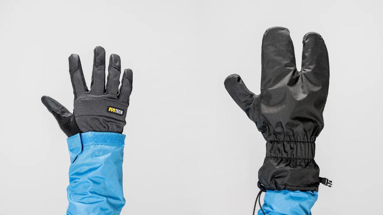 画像: オーバーグローブを選ぶ際に重要な要素はお使いのバイク用グローブに合致したをサイズ選びだ。レインアーマーグローブはBMCの空冷式グローブのサイズに適合させている。例えば空冷式グローブが Lサイズの場合は、レインアーマーグローブはLサイズだ。サイズに不安のある方は店頭で購入するのが良いだろう。