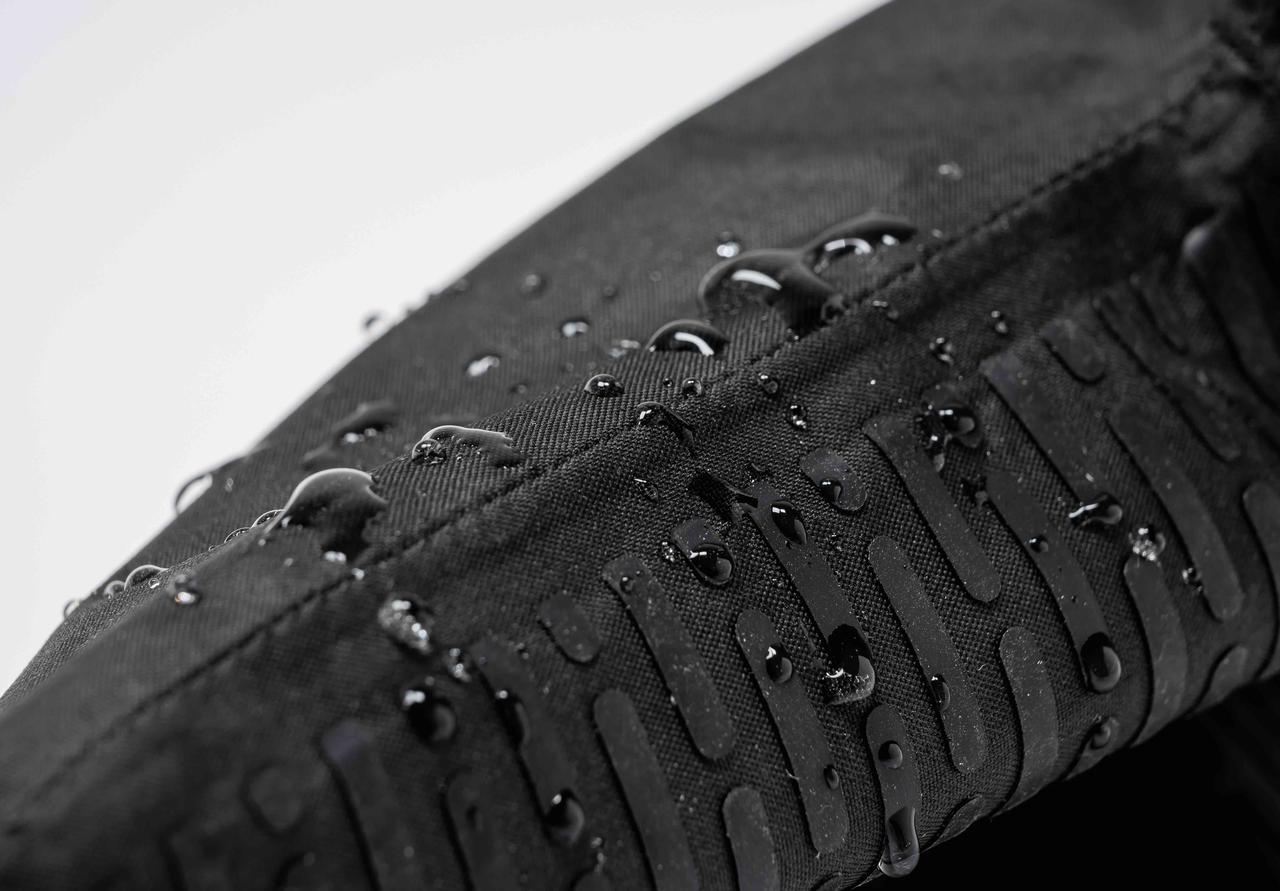 画像3: 透湿性を捨てて「完全防水」に特化した一点集中型の設計思想