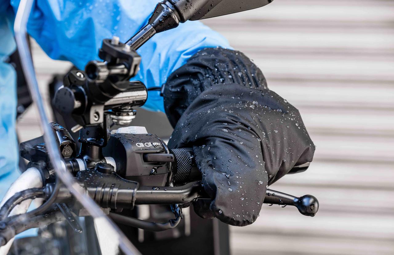 画像1: 耐水圧20,000mmの強靭な生地と、冷えを防ぐ断熱素材の融合