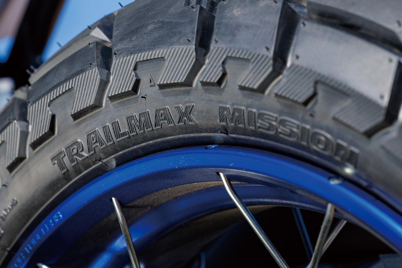 画像: ブロックパターンがそのまま側面まで伸びてきたようなデザインは「ラップアラウンド・ラグ」という新技術。鋭利な石などによるダメージを防ぐとともに、サイド剛性を高めたことでオフの安定性も向上するという。