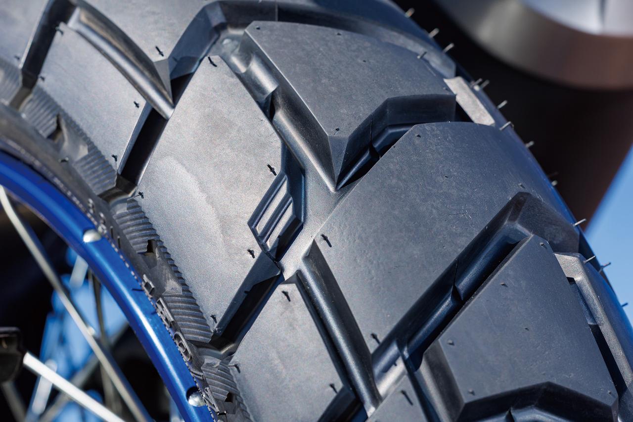 画像: モトクロスタイヤの技術を応用し、ブロック剛性を高めることでオフでのトラクション性を追求。溝の中の階段状の部分は「スタッガード・ステップ・テクノロジー」と呼ばれ、摩耗進行後もエッジを維持する技術だ。