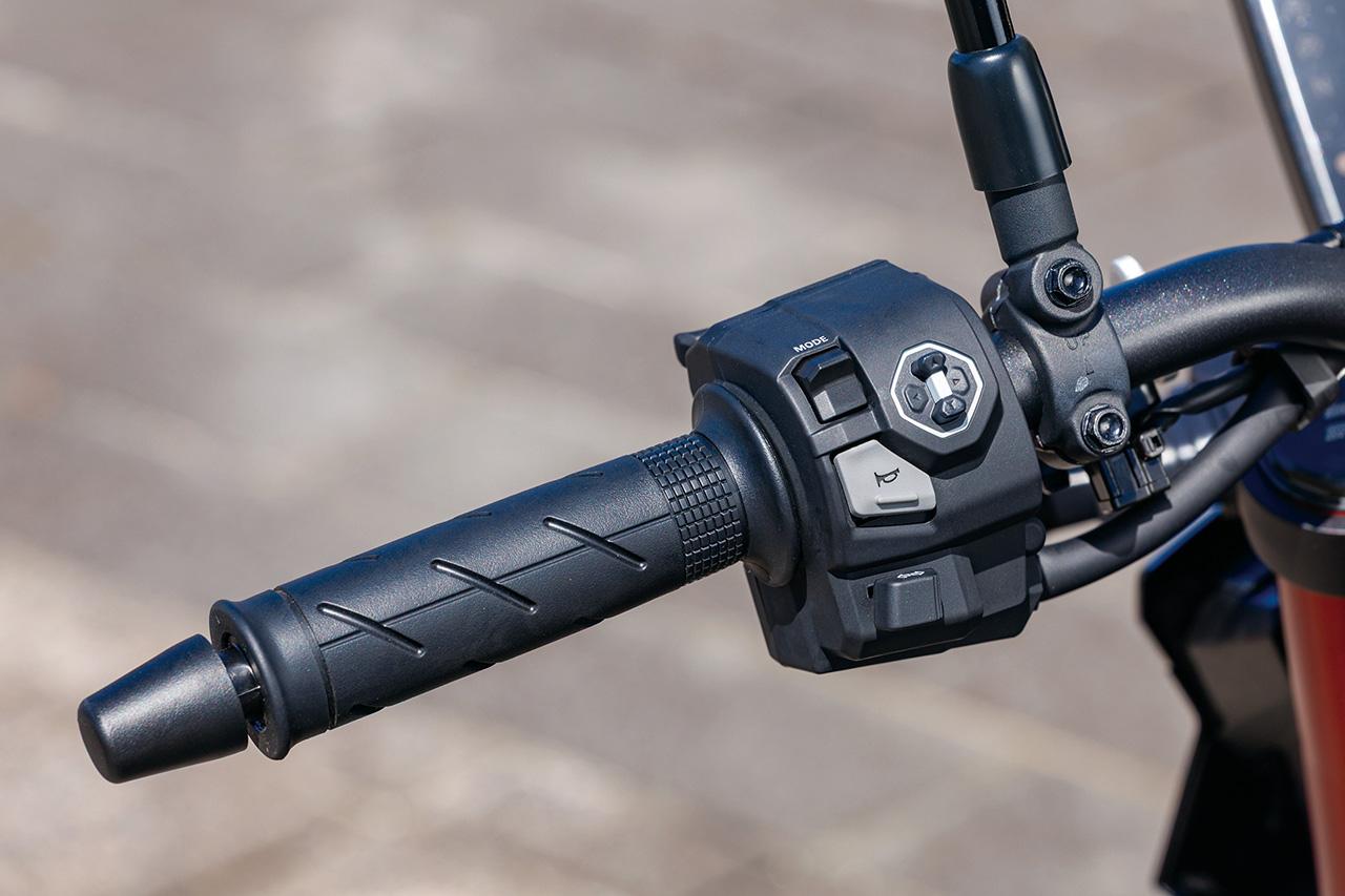 画像12: 【レビュー】ホンダ「CB750 HORNET E-Clutch」インプレ|ナナハン・ホーネットにEクラッチ搭載で「操るラクさ」が激進化!