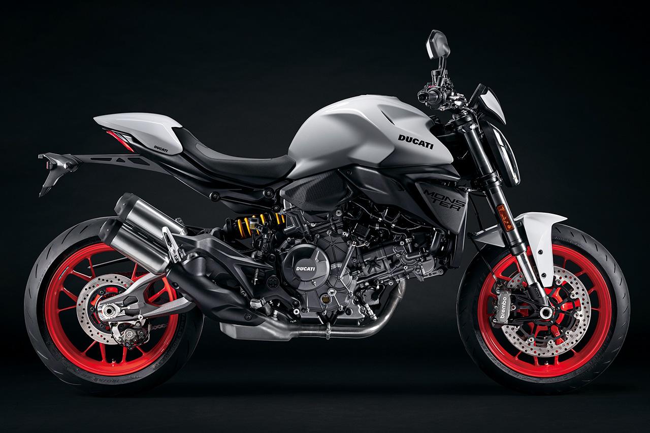 画像: 上級仕様としてメーターバイザー状のカウルとパッセンジャーシートカバー付きの「モンスター+」を設定。カラーはドゥカティ・レッドとアイスバーグ・ホワイト・スポーツの3色。