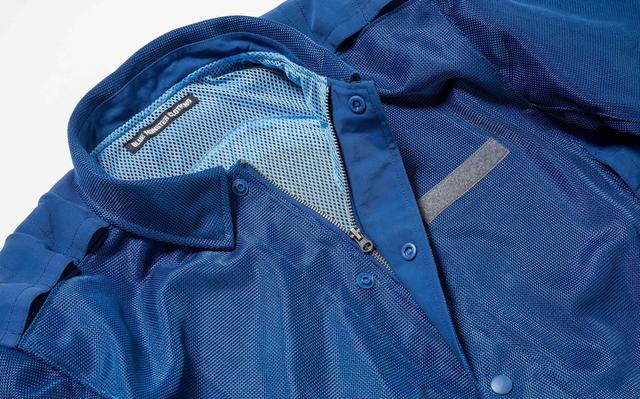 画像: 前立ての合わせはファスナーとドットボタンの2way仕様。ファスナーとボタンを閉めた状態でも十分な通気性がありますが、より走行風を取り入れたい時は、ドットボタンのみで閉めるとすき間からより多くの走行風を取り入れることができます。