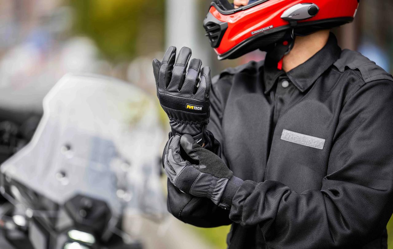 画像: 2025年夏にデビューし1ヵ月で1500双を売り上げた「空冷式グローブ」も大きくバージョンアップして登場。