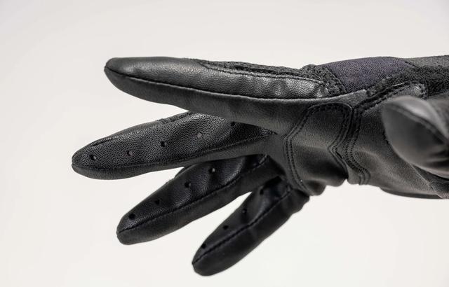 画像: 指側面の通気孔の径をサイズアップしたことで、空気の取り込み量が増えています。