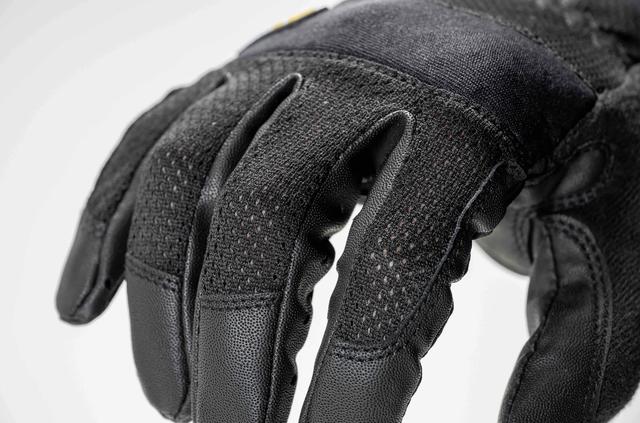画像: 裏側までしっかり穴が通ったメッシュ生地が圧倒的な量の走行風を取り込みます。指の動きを妨げないやわなかなメッシュ生地なので、装着感も極上です。
