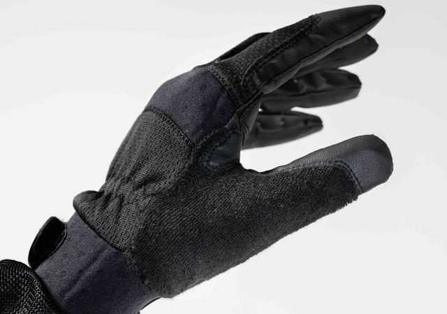 画像: 親指部分にタオルなどに使われるパイル生地を配置。