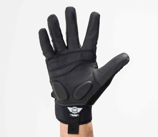 画像: 消耗しやすい指の付け根と掌の下側にはアテを重ねて強化。掌腹の2ヵ所にクッションを備え、グリップを握った時のフィット感とグリップ感を高めています。