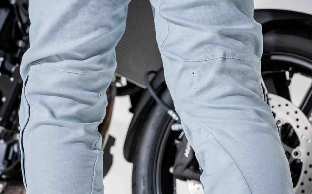 画像: 膝裏にも通気孔を設け、パンツ内の熱気と湿気を逃がすベンチレーション機能を搭載。