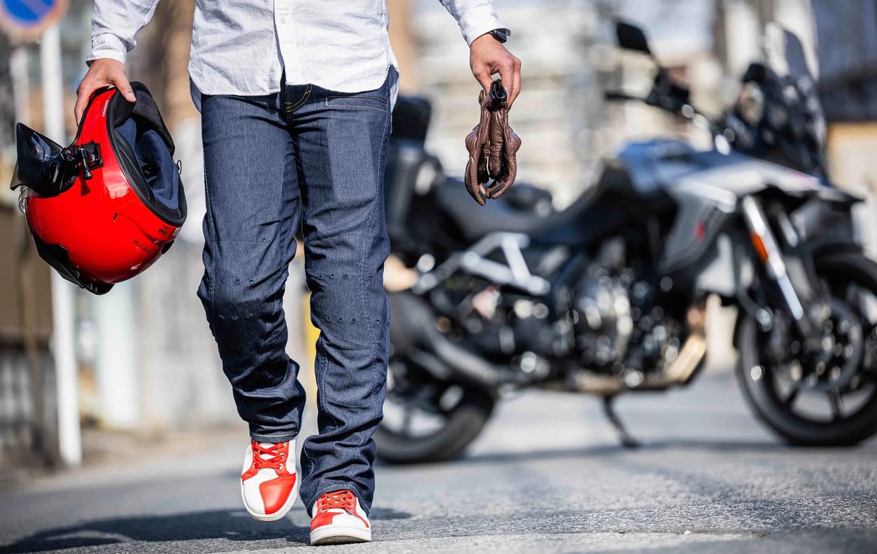 画像: 2026年モデルは3アイテムをラインナップ。夏のライディングパンツの定番となった「空冷式ジーンズ」の累積販売本数は6100本にも上る。