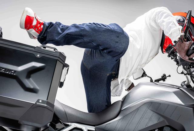 画像: 涼しさに特化しながら、「乗りやすさ」も重視しているのがBMCのバイク専用パンツ。乗車時の姿勢に合わせた立体構造設計で、内股にはマチを設けているので足を振り上げてまたがる時の動作もスムーズに行なえます。