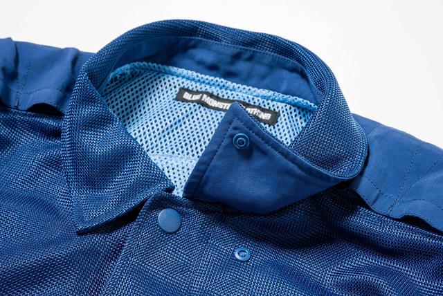 画像: 走行時の襟のバタつきを防ぐボタンダウン仕様。パッと見では気づかないけれど重要な、走行時の使い心地を向上させる配慮です。