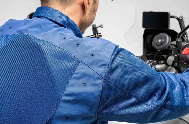 画像: 乗車姿勢の影響もあり、背中に風が抜けないジャケットだと内部に熱と湿気が籠もってしまいますが、「空冷式コーチジャケット」はエアインテークの効果により強制的に熱と湿気を外部に排出します。