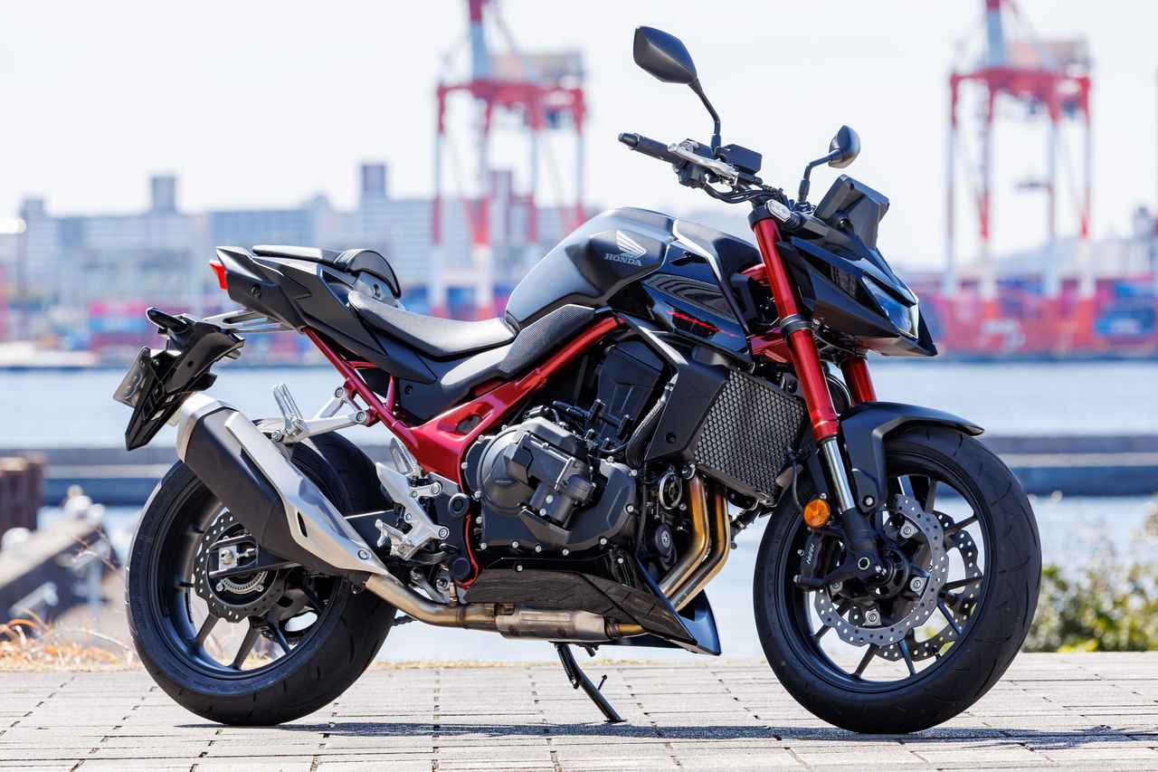 画像1: 400ccクラスに迫るコンパクトなサイズのボディ。足つき性もよく、取り回しにも優れる。