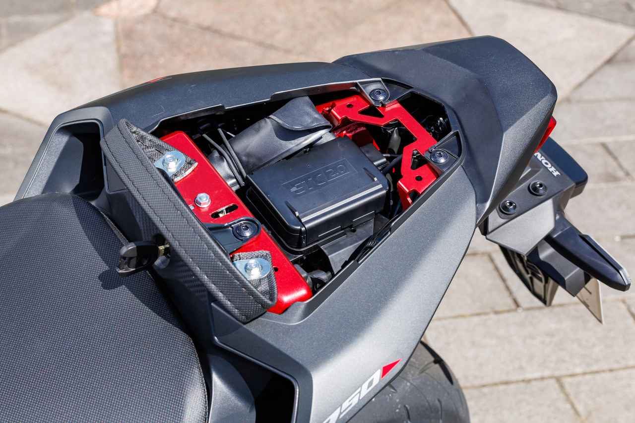 画像8: 【レビュー】ホンダ「CB750 HORNET E-Clutch」インプレ|ナナハン・ホーネットにEクラッチ搭載で「操るラクさ」が激進化!