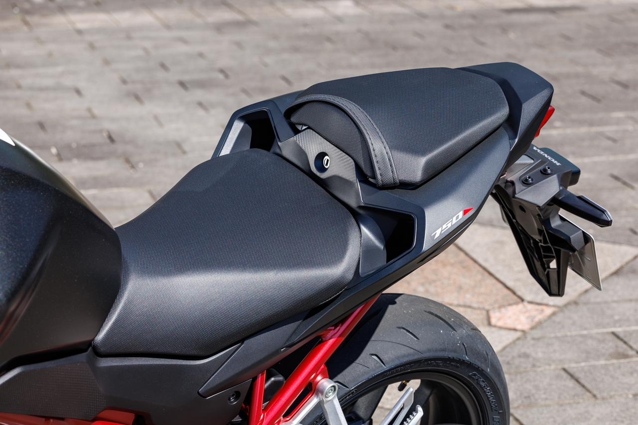 画像7: 【レビュー】ホンダ「CB750 HORNET E-Clutch」インプレ|ナナハン・ホーネットにEクラッチ搭載で「操るラクさ」が激進化!