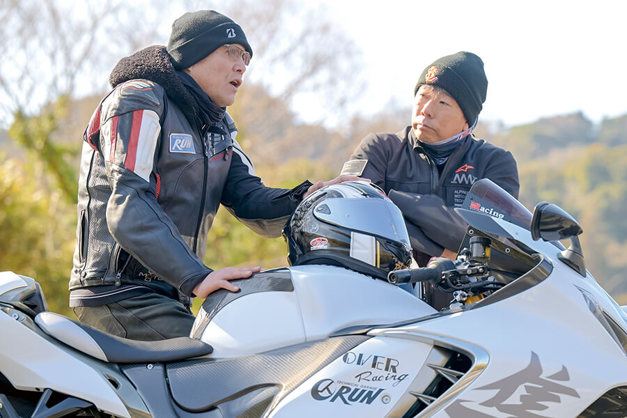 画像: ▲今回の取材にはテクニカルガレージRUNの杉本さん（左）にも自走で同行してもらった。同店のコンプリートスタムによるカタナ＝HAGANEの製作でも知られる、カタナのスペシャリストでもあるのだ。