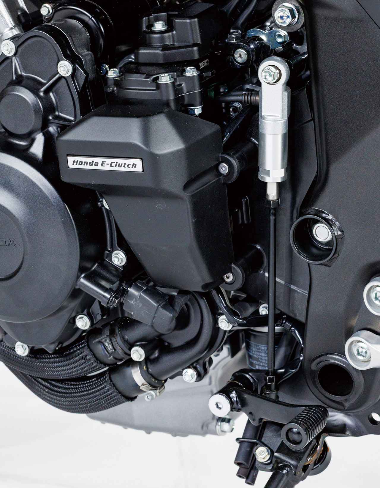 画像 : 5番目の画像 - 【写真11枚】ホンダ「CB400 SUPER FOUR E-Clutch Concept」徹底解説〈エンジン編〉 - webオートバイ
