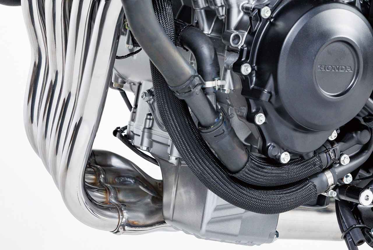 画像: エキパイは右側4-1集合レイアウトを採用し、CB400FOURを思わせる美しく揃った4本の配列で、性能と造形美を両立したデザインが特徴。
