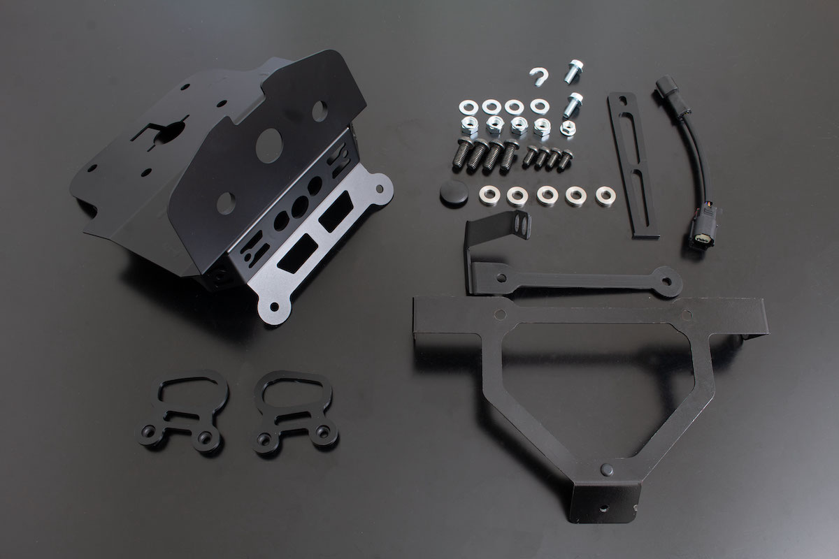 画像: ※開発中の2026年SE専用アイアンフェンダーレスキット。ドラレコのバックカメラ用ブラケットを同梱する。