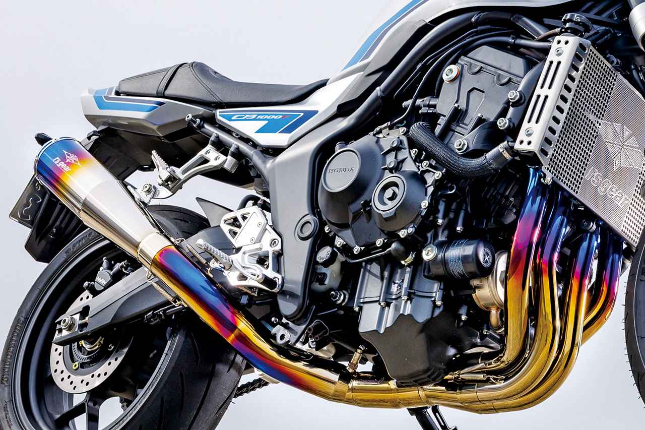 画像: R’s Gear WYBERN CB1000F用 メガホンチタンフルエキゾーストシングル 税込価格：38万2800円 （UPタイプ）／36万800円 （Sタイプ） 適応車種：CB1000F （2025年型〜）／CB1000F SE （26年型〜） 販売元：アールズギア エンジンに沿わせたエキゾーストパイプから4-1的な（実際は4-2-1方式）集合部、メガホン形状のサイレンサーへと繋がるラインの美しさは特筆もの。