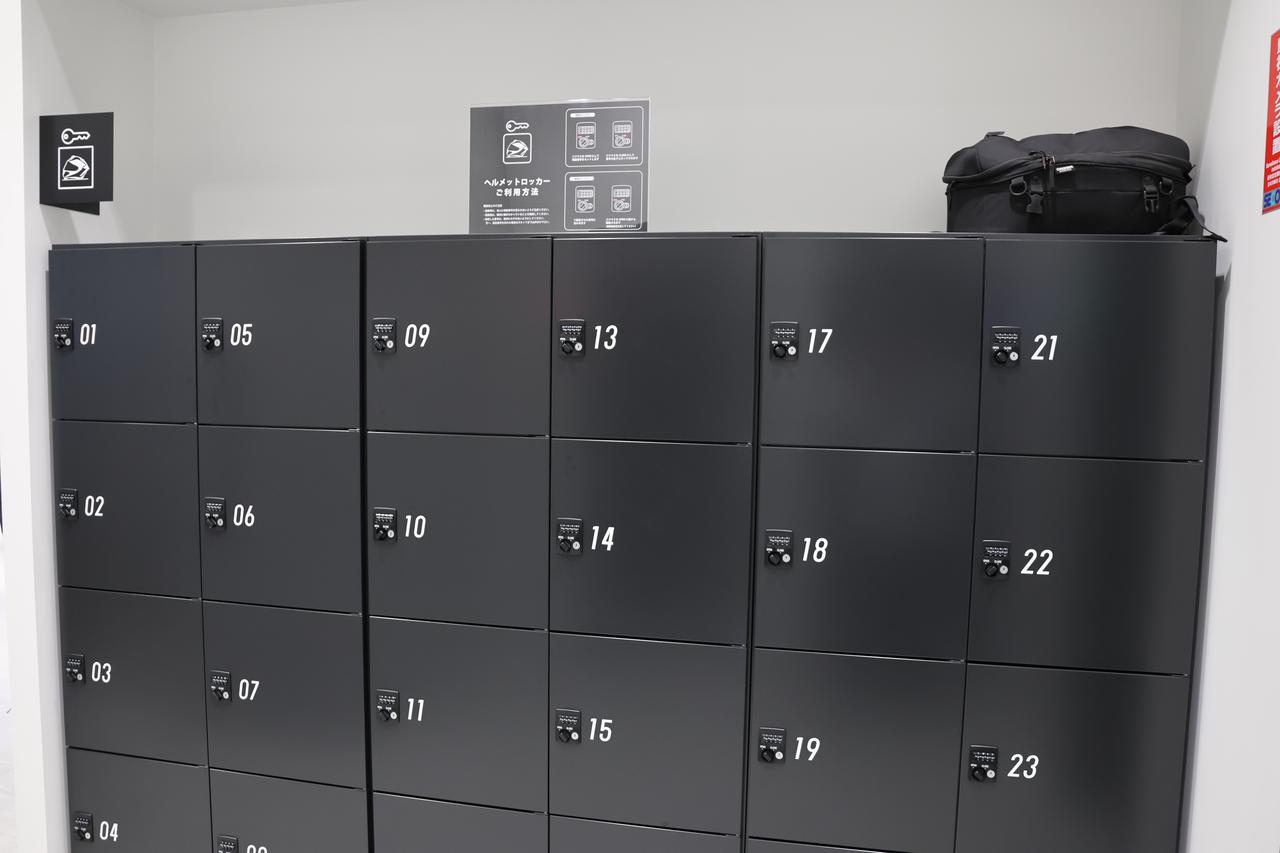 画像1: 1階にはSHOEIギャラリー、昼食は「HELMET PIZZA」で堪能