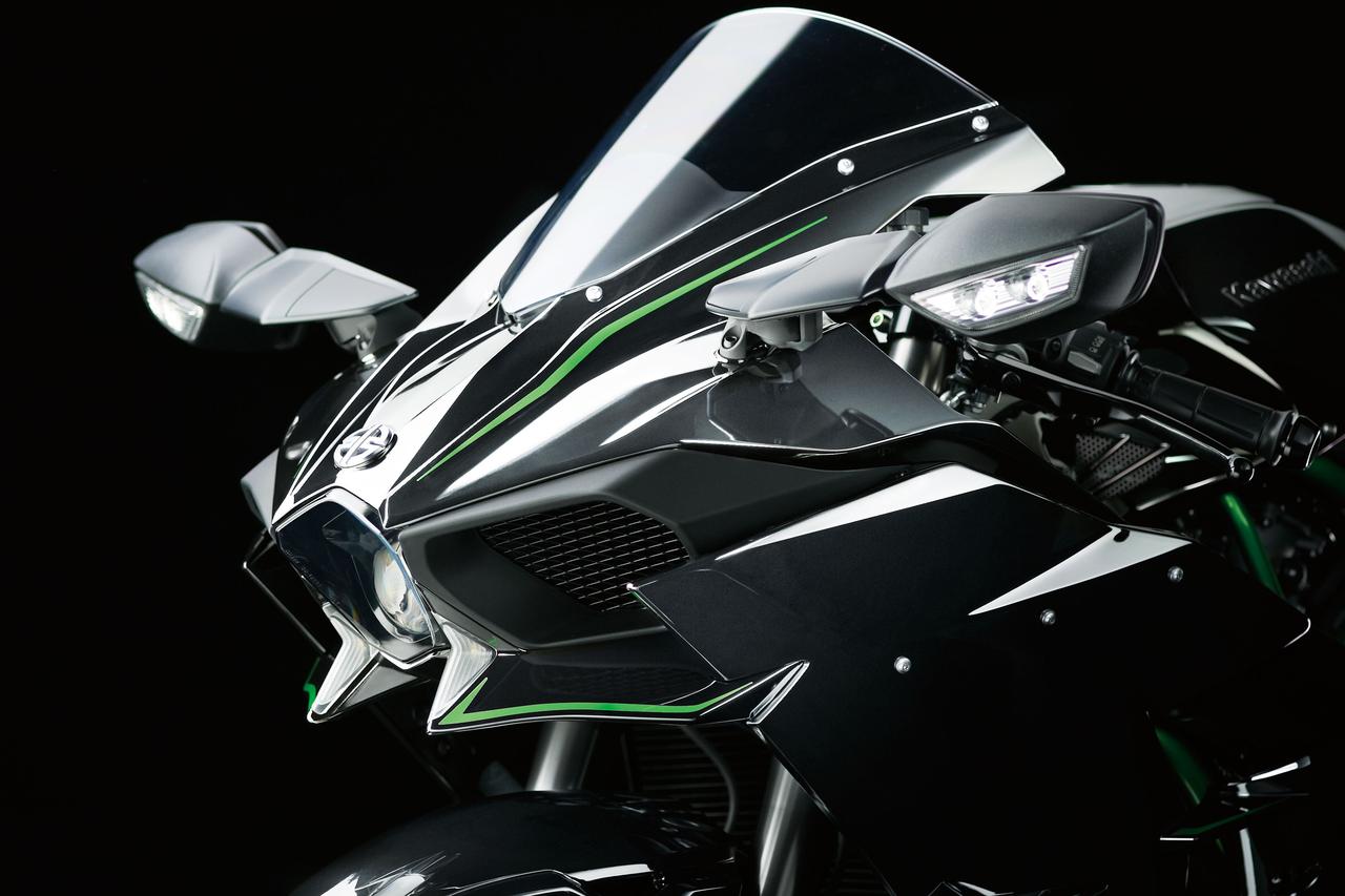 画像: ▲Ninja H2（2014年）のフロントカウルには立体のリバーマークが。