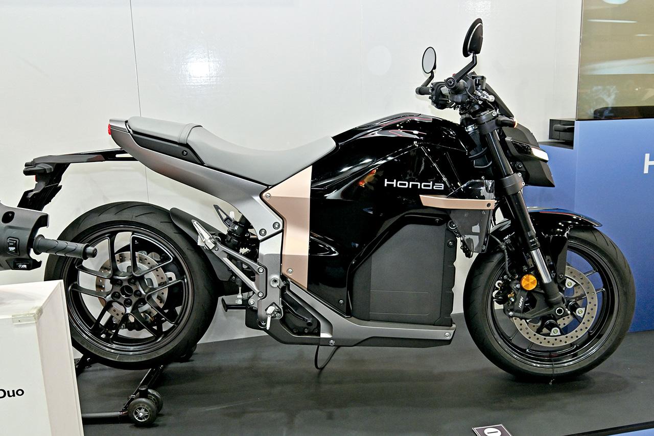 画像: 特徴的な抱え込むようなバッテリーケースは、車体骨格として機能させる構造により、軽量かつデザイン自由度の高さを実現している。