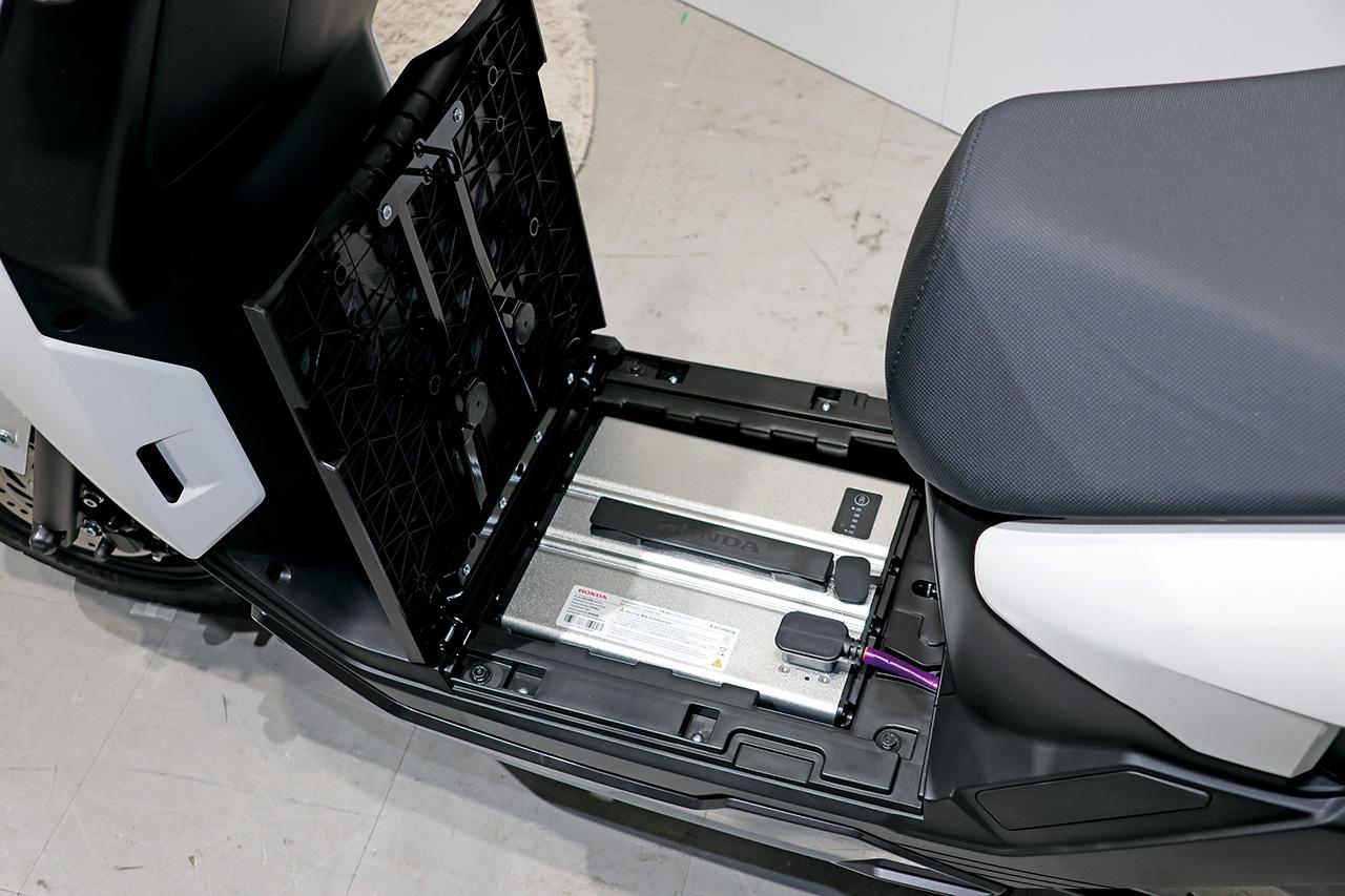 画像: 注目ポイントは着脱式バッテリー。車体に搭載したままでも、取り外して室内でも充電可能だ。100V電源で満充電まで約8時間、25-75％充電なら約3.5時間と実用域に留めている。