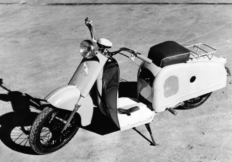 画像: ▲「川崎号」にはKB-2型エンジン搭載。リバーマークのついた旗がデザインされている「カワサキフラッグマーク」が採用されました。