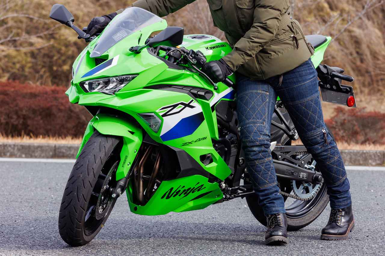 画像: ▲愛車を選ぶためのお試しレンタルなら、取り回しはチェックしておきたいポイント。購入した場合を想定して、保管場所からの出し入れなども試してみたいものです。