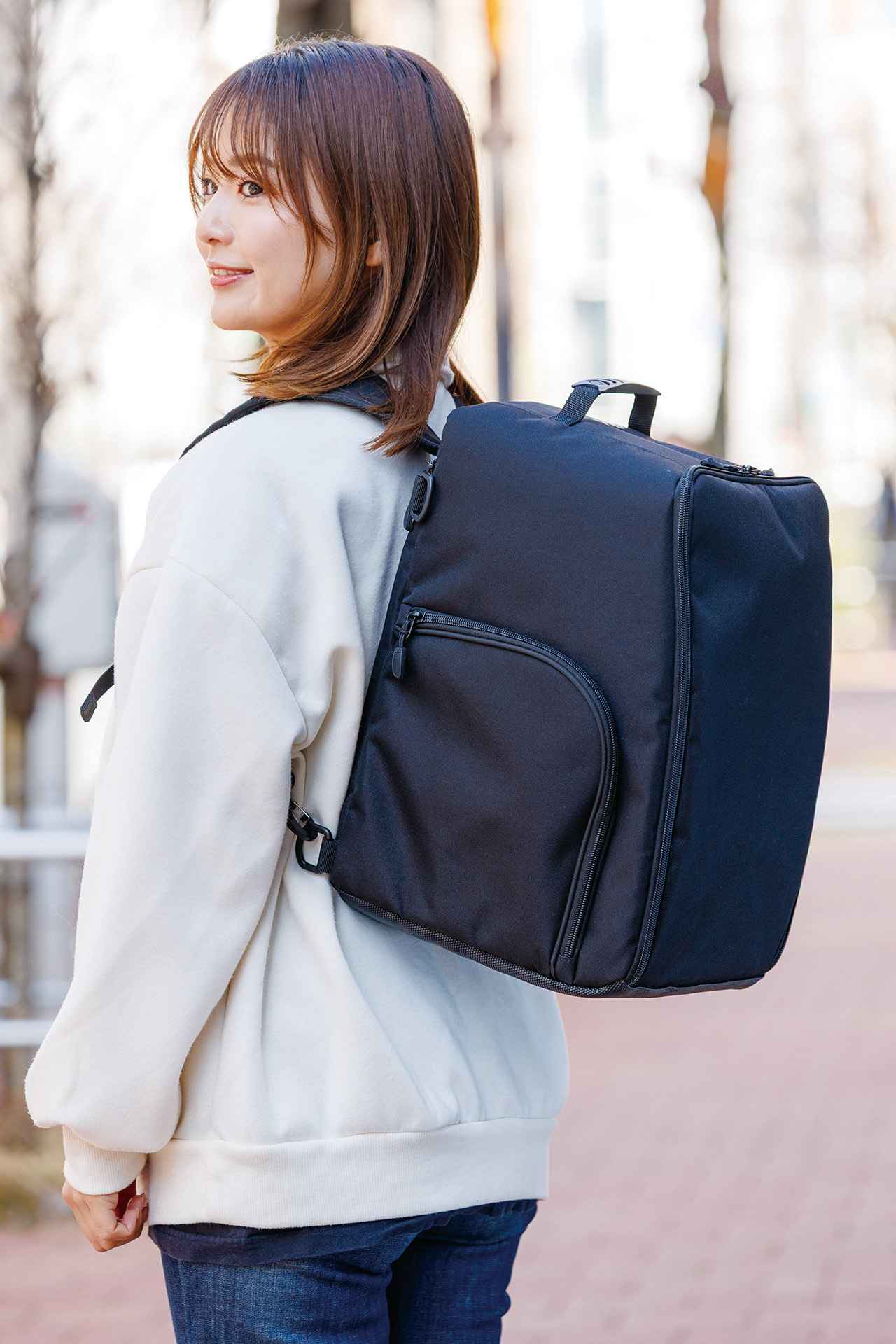 画像: ナップスオリジナル マルチユースバッグ 税込価格：5980円 サイズ：高さ350mm×幅250mm×厚さ180mm（上部）・240mm（下部） 容量：約18L 販売元：ナップス ショルダーストラップはバッグ底面のファスナー付きポケットに収納されているのでシートバッグ使用時に邪魔にならず、サッと引き出して背負える。