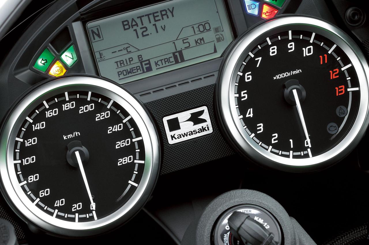 画像: ▲「フライングK」のロゴ（車両はNinja ZX-14R）。